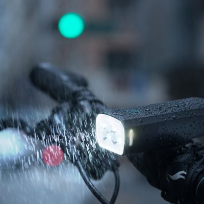 "The Giant Recon 1600 really impresses with its brightness and competence at such a good price," wrote road.cc editors.