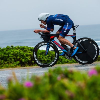Sam Appleton was first off the bike heading into T2 after a super strong ride on his Giant Trinity Advanced Pro. Photo: Korupt Vision