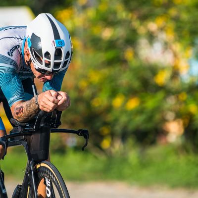 Van Berkel rode his Trinity Advanced Pro bike with an aero pre-production WheelSystem labeled #overachieve. AsiaTri.com photo.