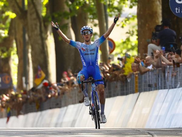 Yates Solos to Second Giro Stage Win!
