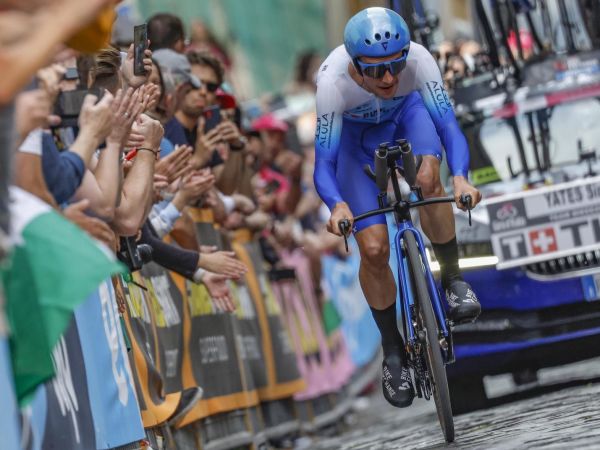 Yates gewinnt die 2. Etappe beim Giro d'Italia!