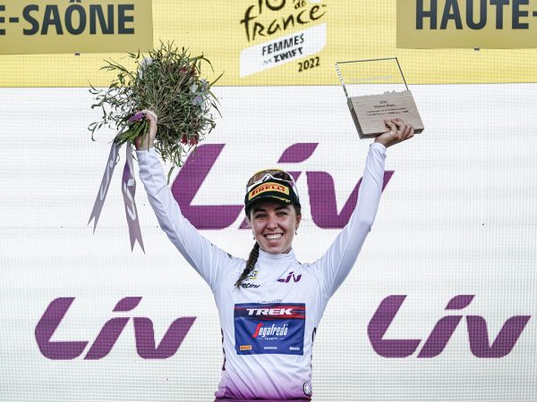 Shirin van Anrooij winning the White Jersey at Tour de France Femmes