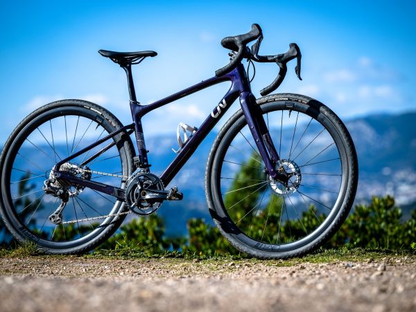 Polyvalent, le gravel Liv Devote Advanced Pro attire l'oeil avec ses lignes élégantes et rasées.