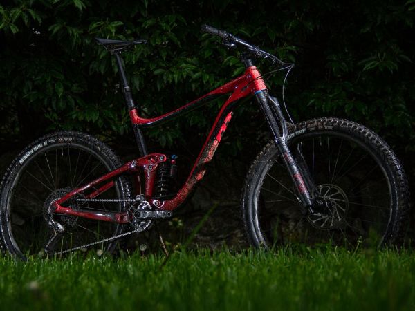 Bike Mag Praises "Trail-Smashing" Reign SX 29!
