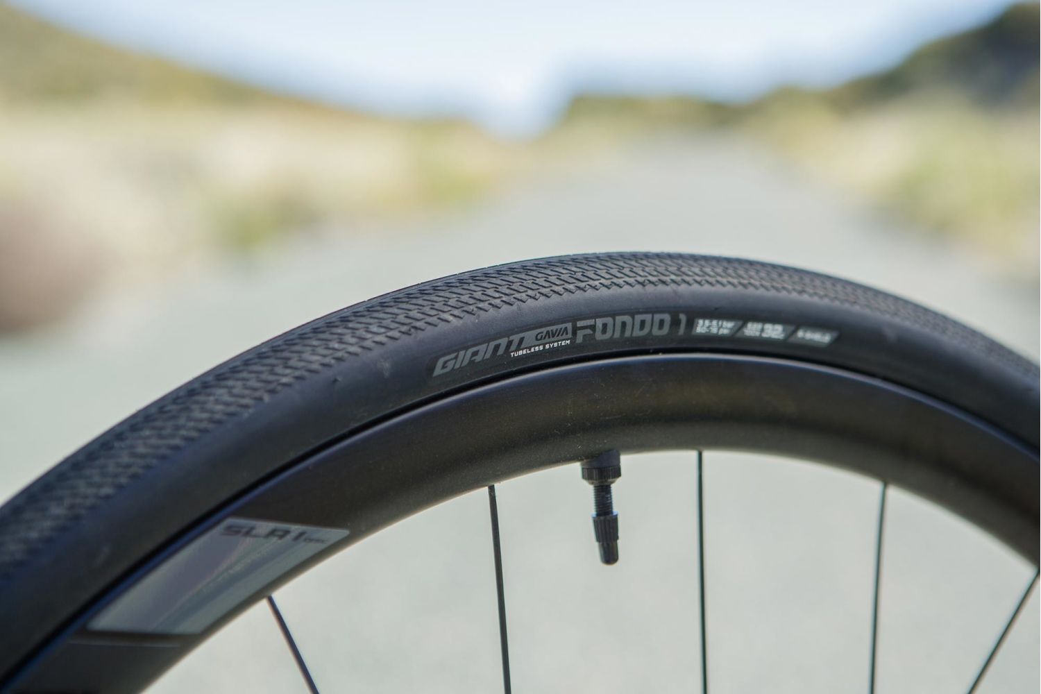700x32 tubeless tires