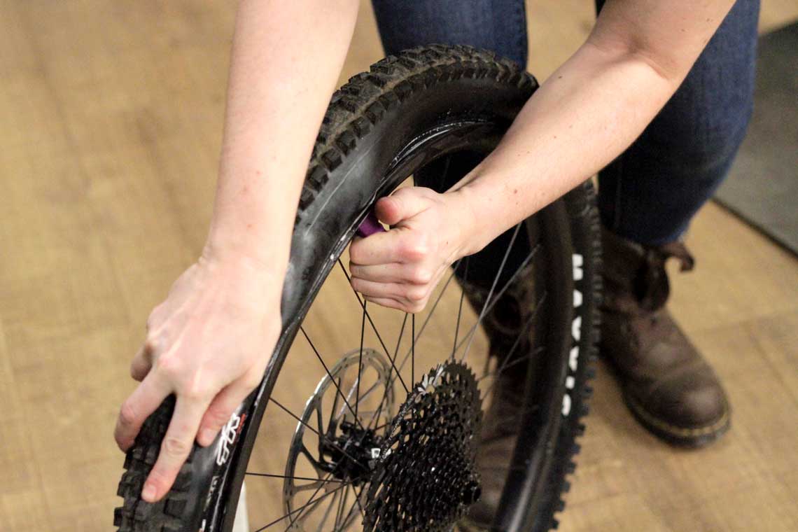 Réparer un pneu avec un kit de réparation pour crevaison - Comment réparer  votre vélo