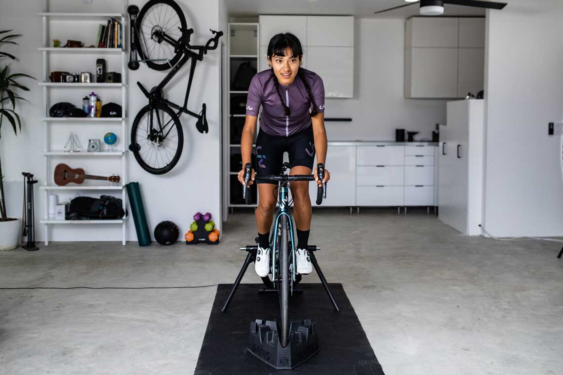 Cómo configurar tu bicicleta para entrenamiento en rodillo. | Liv España