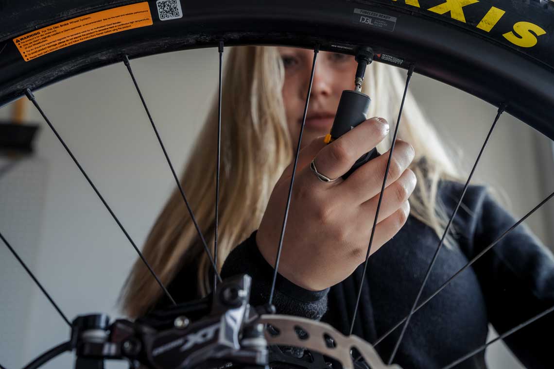 How to air up a giant hot sale bike tire