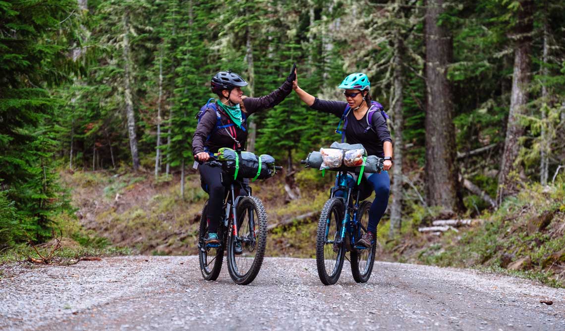 Los mejores accesorios para viajar en bicicleta 